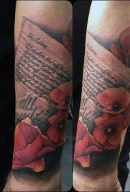 手臂彩色浪漫的信与花纹身图案