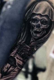 手臂黑灰骷髅死神与灯纹身图案
