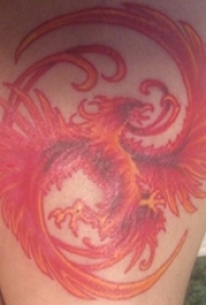 男生大腿上彩绘凤凰纹身图片