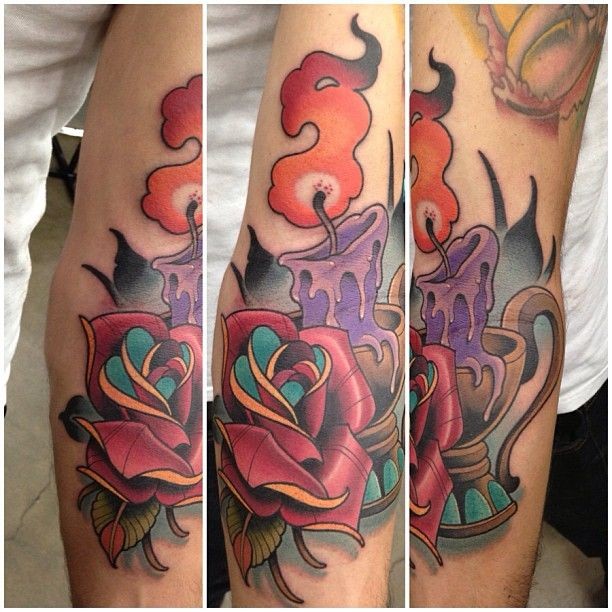 手臂彩色燃烧蜡烛与玫瑰纹身图案