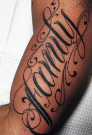 大臂内侧花体英文字母家庭纹身图案