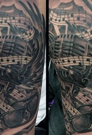 黑白麦克风与五线谱和眼镜手臂纹身图案