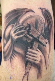 长翅膀的怪兽和十字架纹身图案