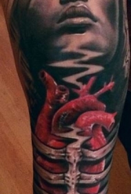手臂恐怖风格女人肖像与心脏骨骼纹身图案