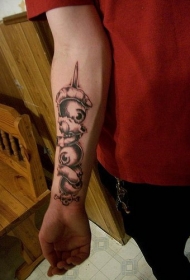 手臂眼球串个性纹身图案
