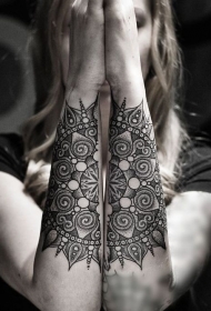 手臂神秘的黑白点刺梵花纹身图案