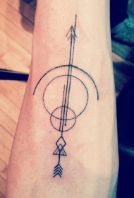 手腕圆形设计的弓和箭纹身图案