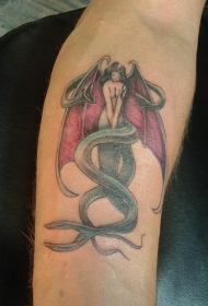 手臂彩色九头蛇美人鱼纹身图案
