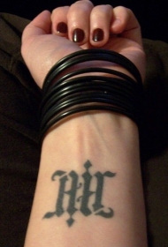 手臂黑色双向字符纹身图案