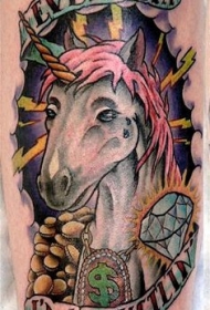 手臂彩色独角兽与英文字母纹身图案