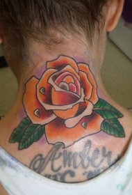 女性老学校彩色脖子上的玫瑰花纹身