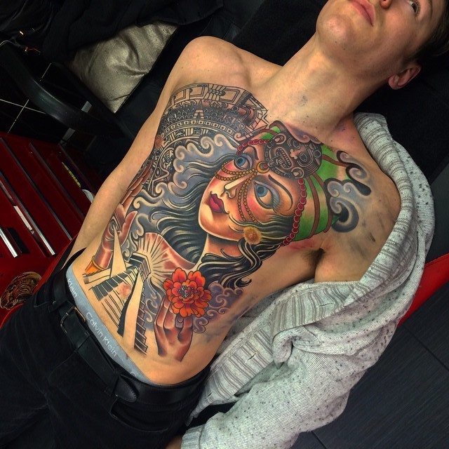 new school胸部古玛雅女性与花朵纹身图案