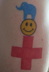 大象笑脸和红色十字架纹身图案