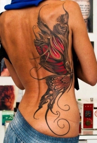 背部美丽的超现实蝴蝶纹身图案