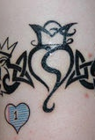 手臂彩色部落花纹与皇冠纹身