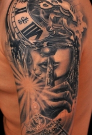 男性大臂老式机械钟和女人肖像纹身图案