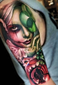 令人难以置信的彩色肩部女人与花纹身图案