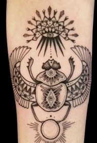 黑色线条点刺金龟子昆虫纹身图案