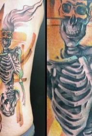 腰侧独特的设计和彩色骷髅架纹身图案