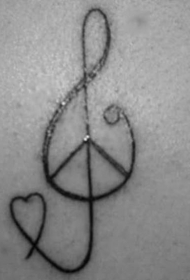 肩部黑色爱心字符纹身图案