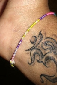 手腕内侧的标志语纹身图案