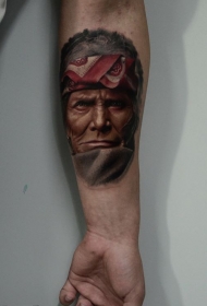 小臂现实主义风格的彩色印度人肖像纹身图案