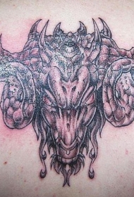背部神秘的山羊头纹身图案