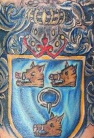 手臂上三头野猪家族徽章纹身图案