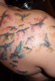 肩部五颜六色的小鸟飞行纹身图案