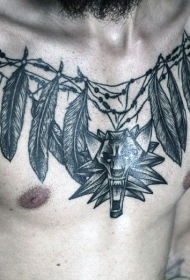 胸部恐怖的黑色神秘羽毛项链纹身图案
