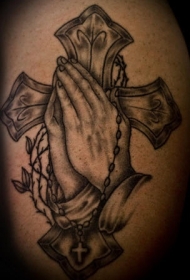 十字架和祈祷之手纹身图案