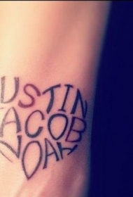 手臂英文字母组合的心形纹身图案