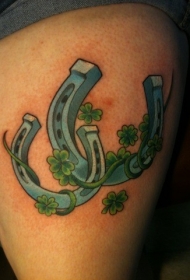 两个马蹄铁和三叶草纹身图案