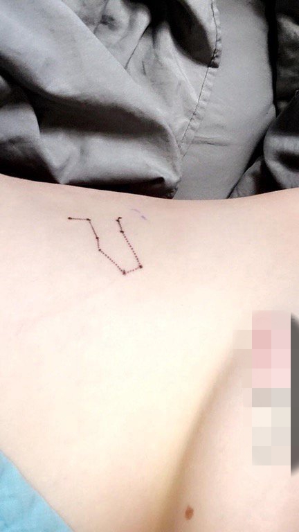 女生侧腰上黑色点线双子座星座纹身图片