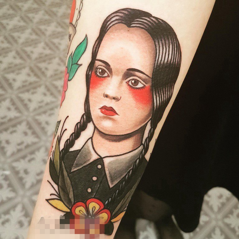 女生手臂上彩绘卡通女孩人像纹身图案