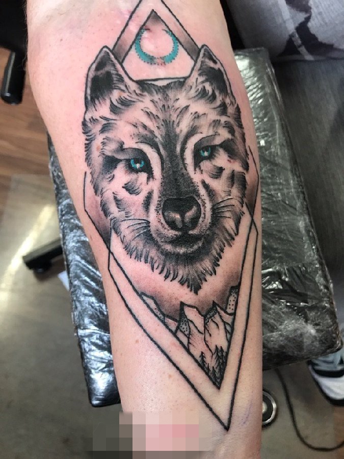男生手臂上黑灰素描霸气狼头纹身图片