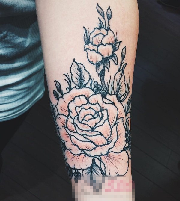 手臂上黑灰点刺技巧抽象线条个性纹身图案