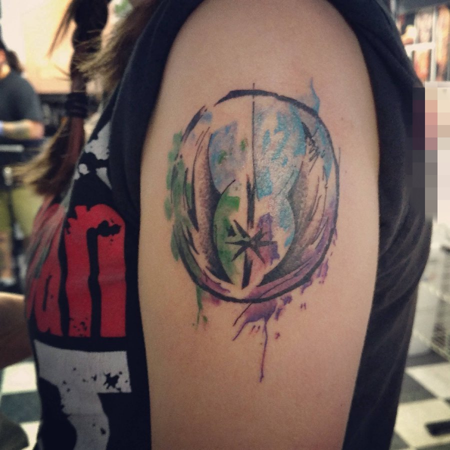 女生手臂上黑色简约几何元素线条泼墨纹身图片