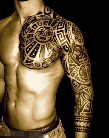 男生手臂上黑色图腾纹身图案