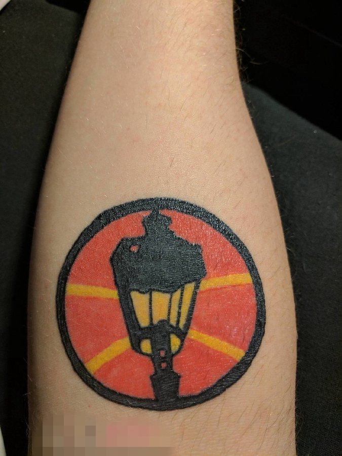 男生手臂上彩绘油墨路灯标志纹身图片