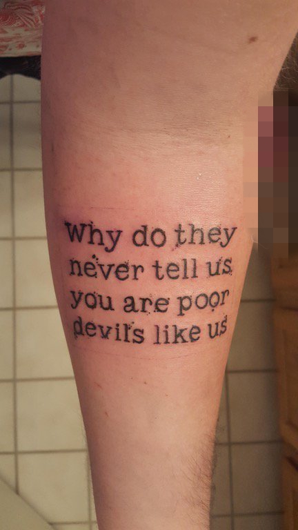 男生手臂上黑色线条经典有意义英文句子纹身图片