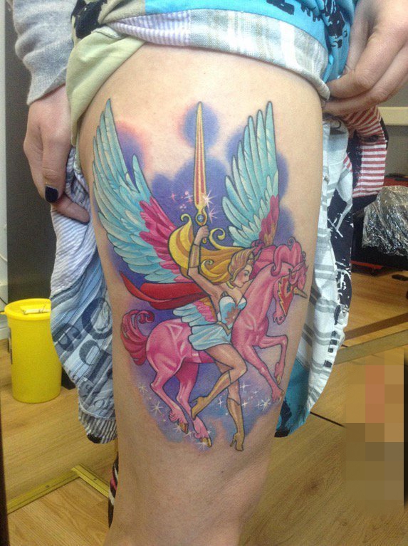 女生大腿上彩绘独角兽纹身图片