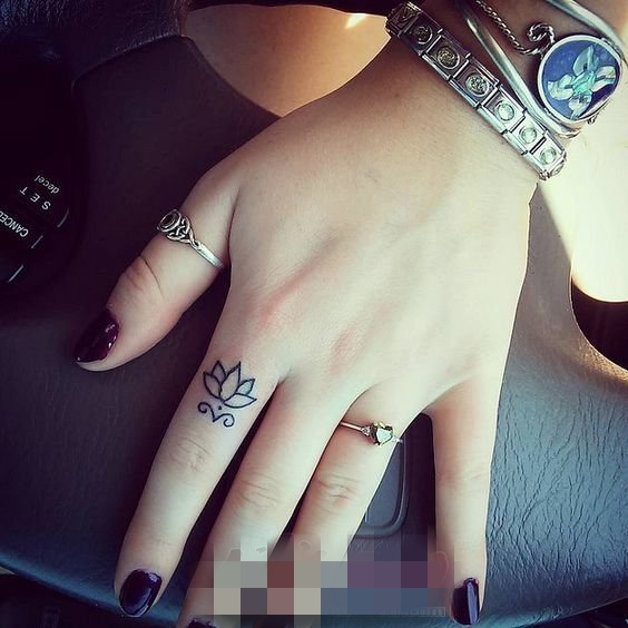 女生手指上黑色线条几何元素创意小图案纹身图案