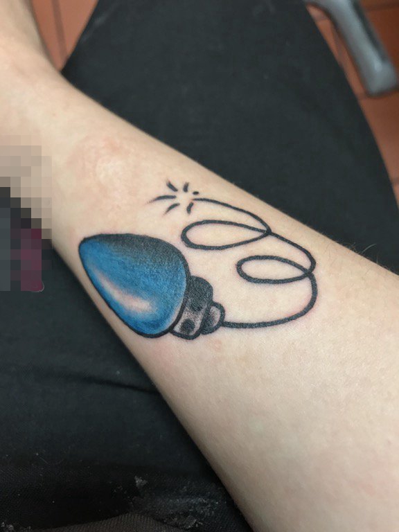 男生手臂上彩绘点刺几何线条灯泡纹身图片