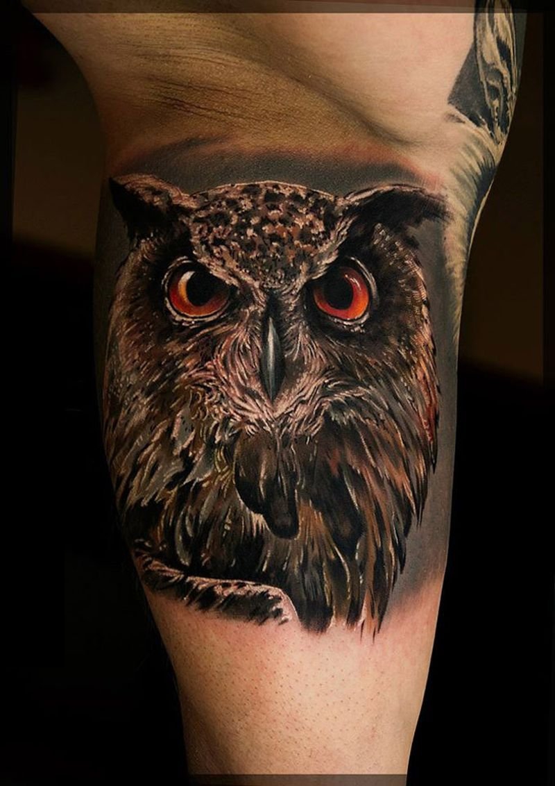 男生小腿上黑灰素描超写实3d猫头鹰纹身图片
