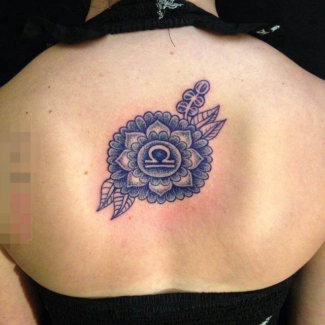 女生背部黑色线条创意花纹唯美纹身图案