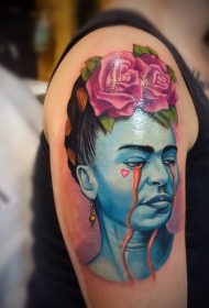 新风格的彩色肩部女人与鲜花纹身图片