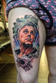 大腿彩绘男性肖像和手套纹身图案