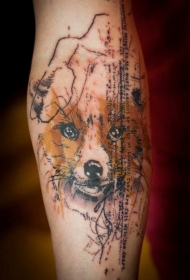 好看的彩色字母和小狐狸手臂纹身图案