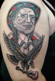 肩部老流派的彩色印度人与乌鸦纹身